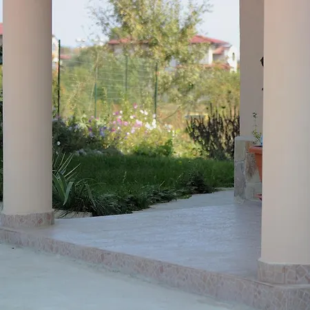 ゲストハウス Tangra アラピャ